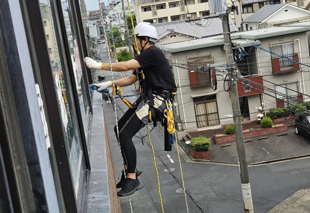 ロープアクセスによるガラス清掃