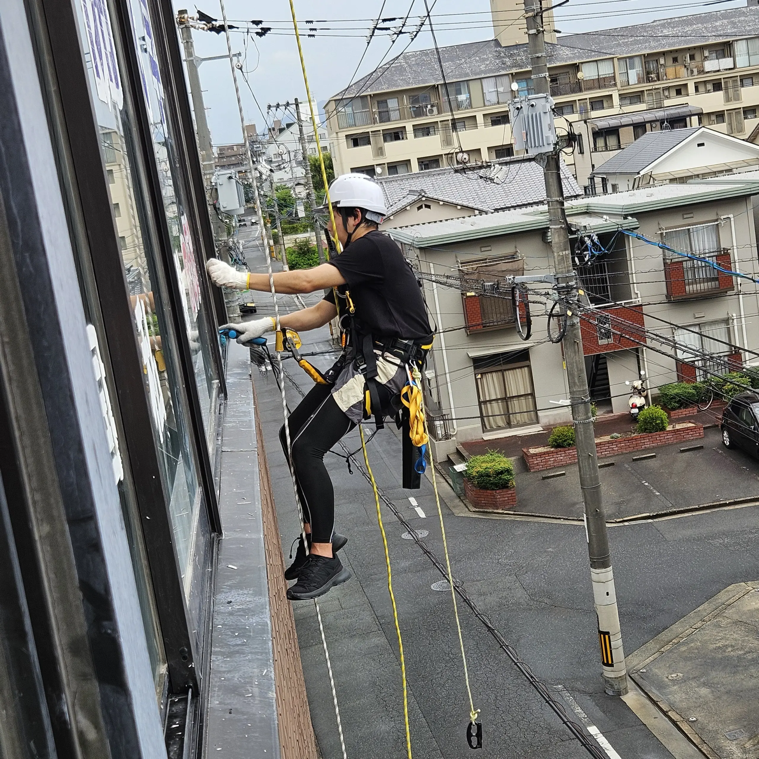 ロープアクセスによるガラス清掃