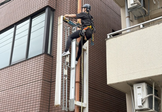 ロープアクセスによる看板撤去