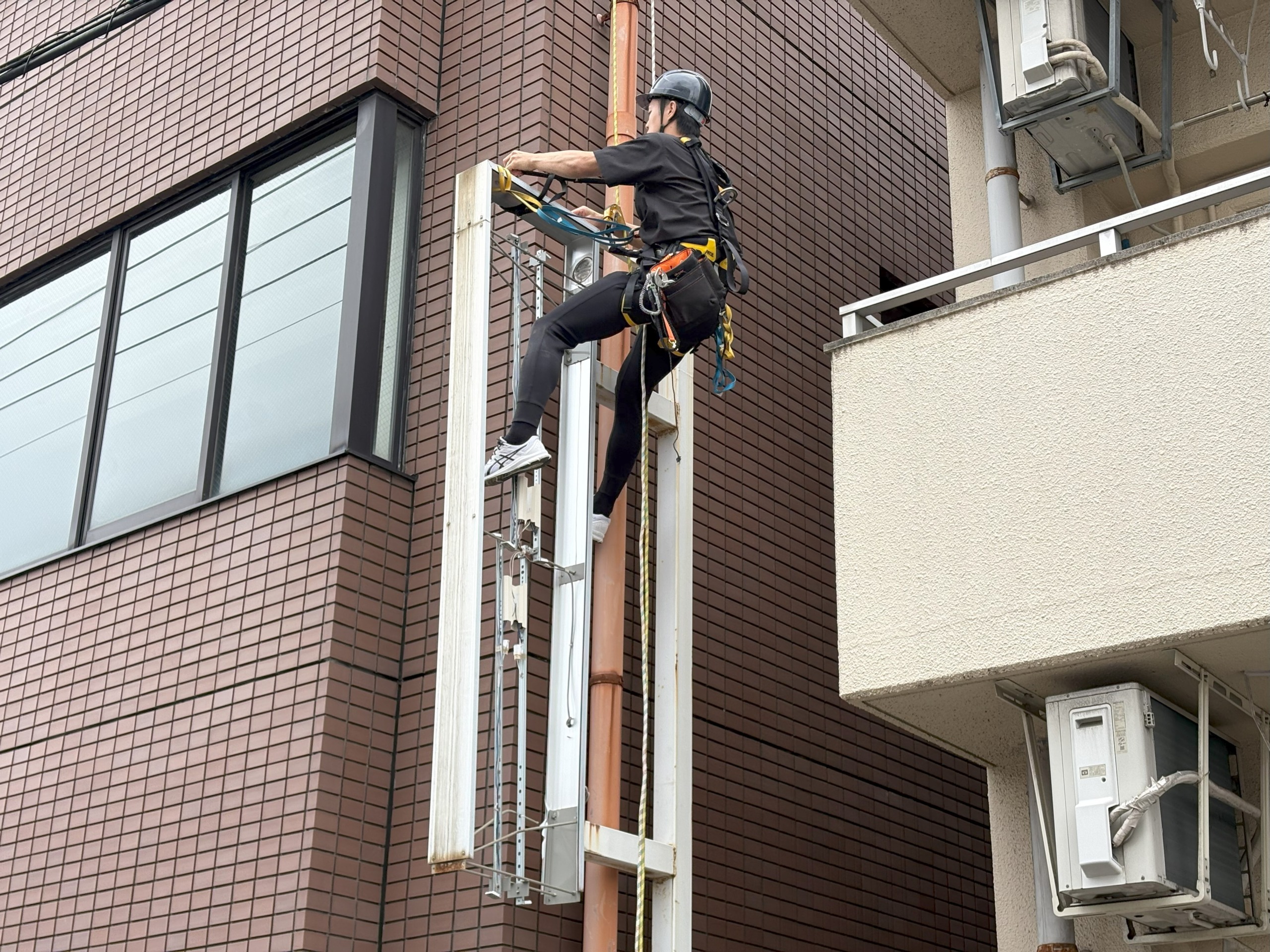 ロープアクセスによる看板撤去