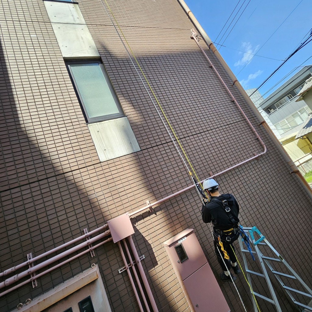 屋上でのロープの準備と養生