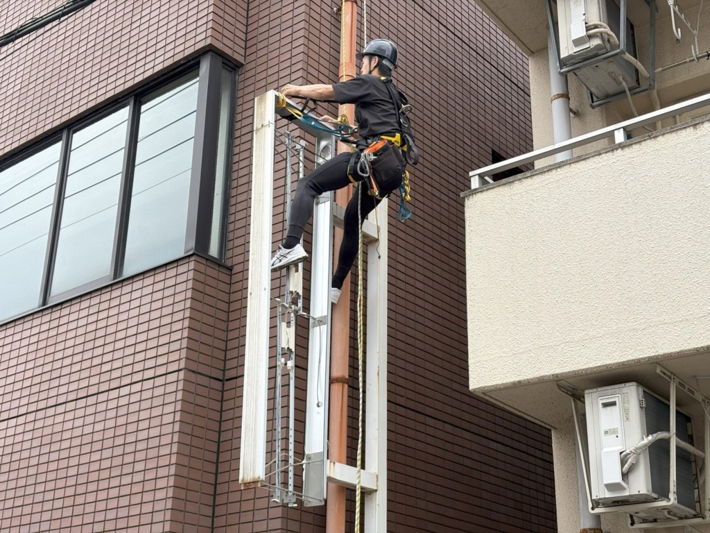 ロープアクセスによる看板の撤去作業
