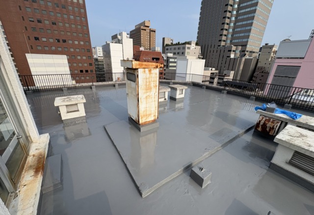 築50年超マンションの屋上防水｜他社が断るPHRまで、通気緩衝工法で
