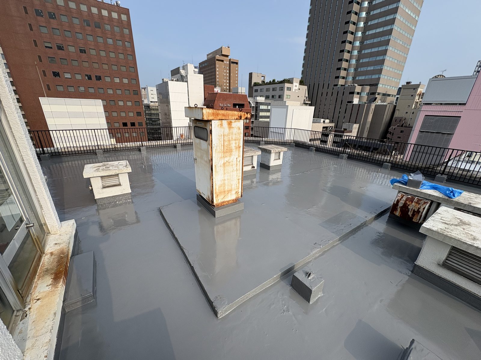 築50年超マンションの屋上防水|他社が断るPHRまで、通気緩衝工法で