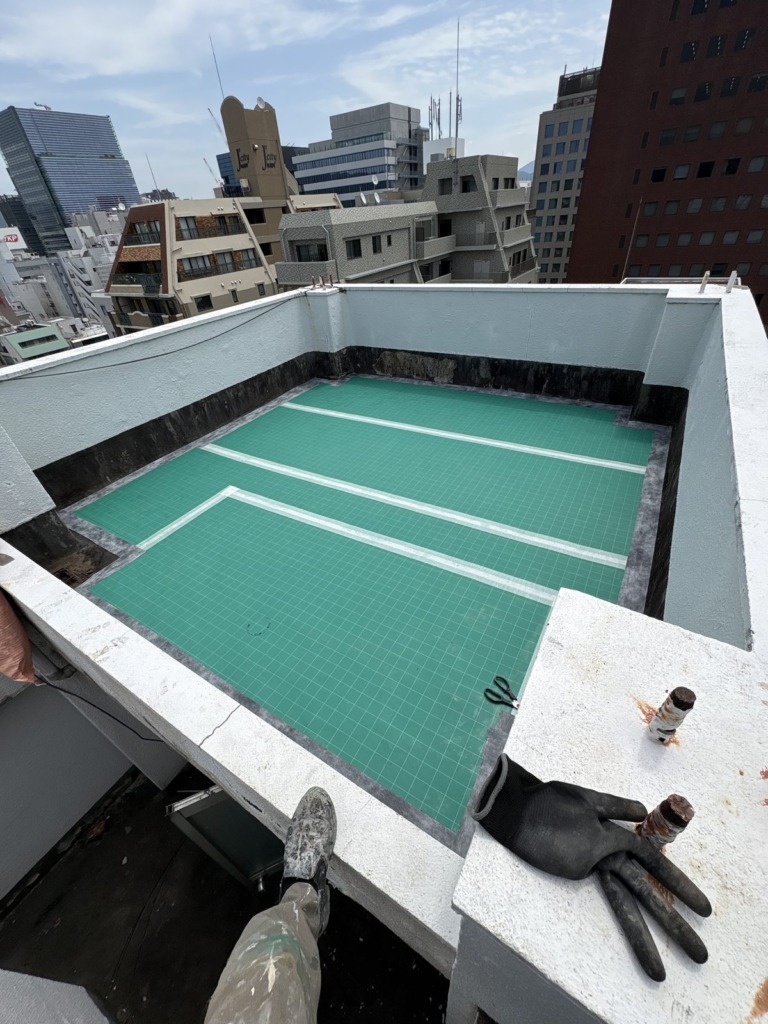 階段も脚立も使えない場所へ資材を運び上げる