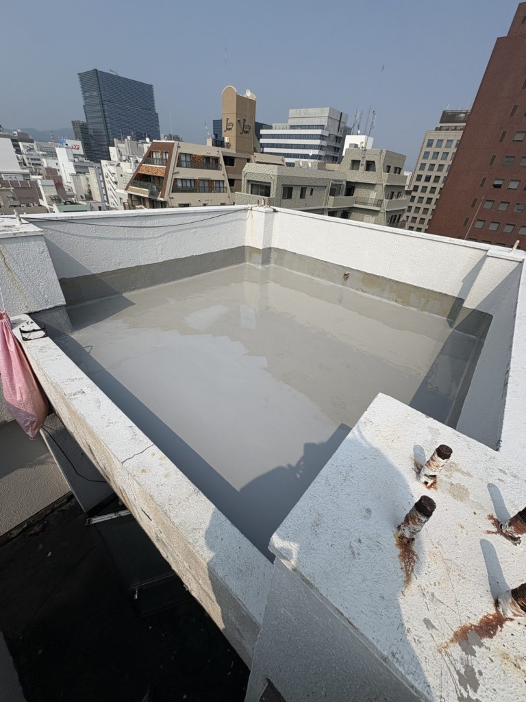 壁面は塗装予定のためフリーハンドで、立ち上がりまで防水塗装