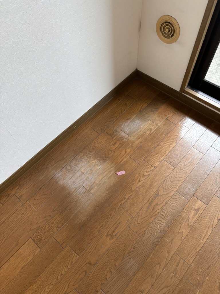 施工前。黄ばんだ通気口と劣化したフローリング