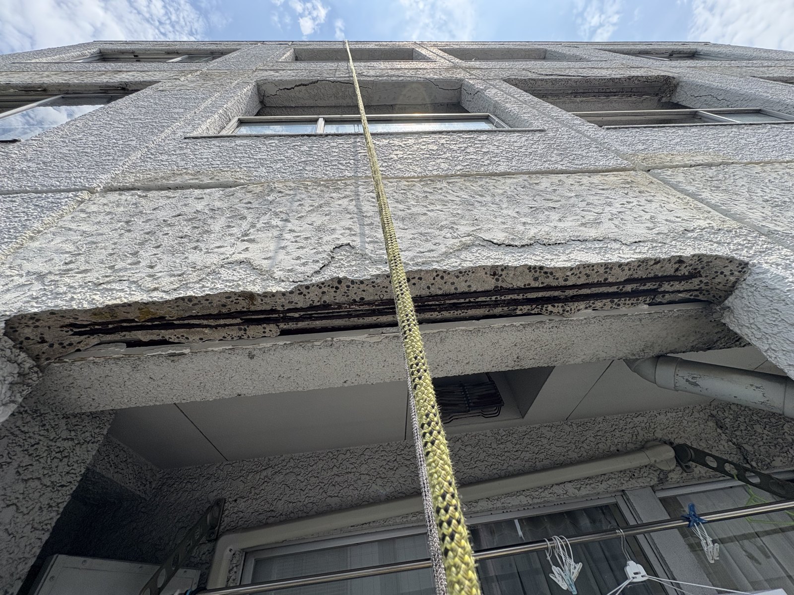 9階建てマンションの外壁補修をロープアクセスで｜足場を組まずに落下防止ネットまで撤去