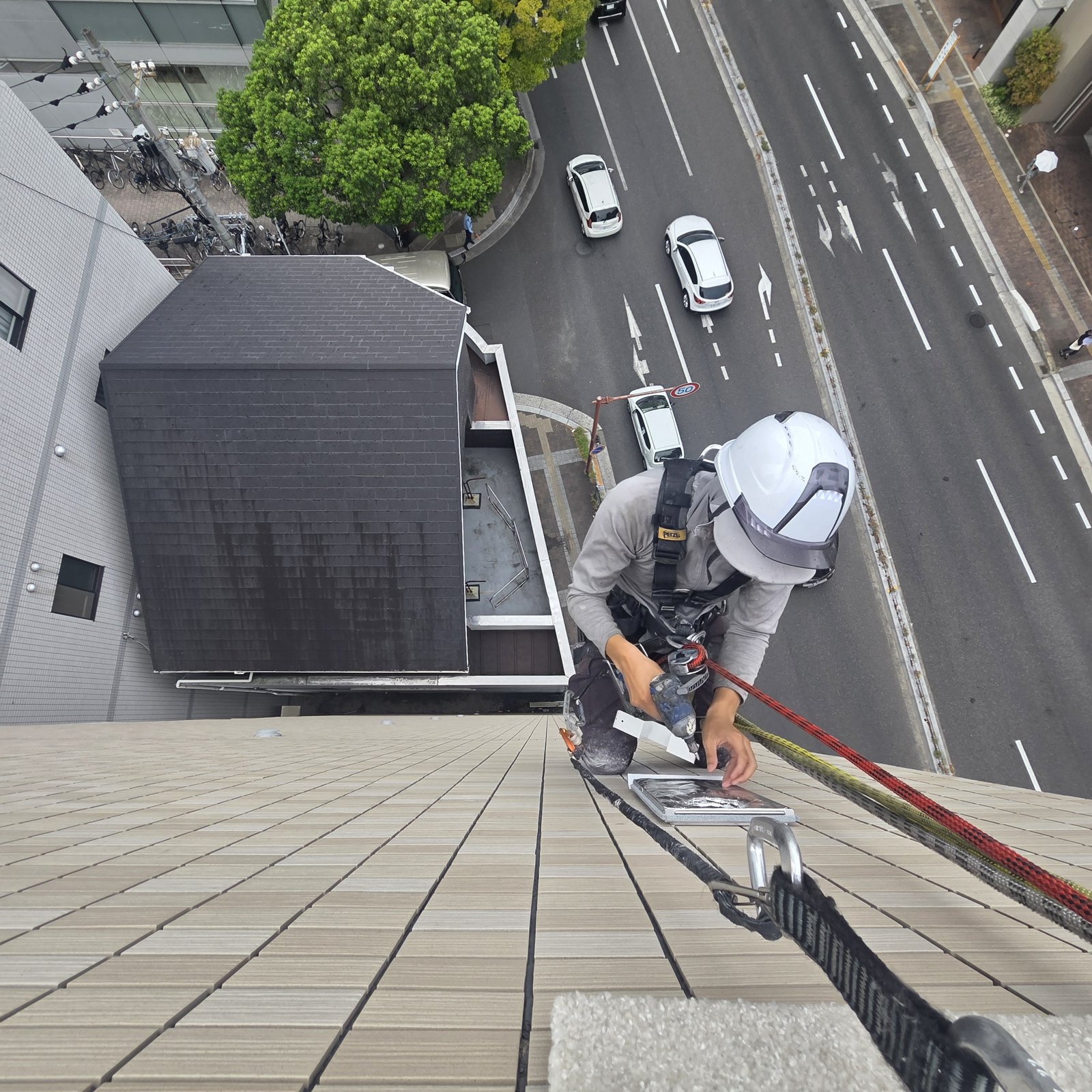 7階建てビルの外壁にパイプフードを取付｜足場を組まずロープアクセスで、現場3時間