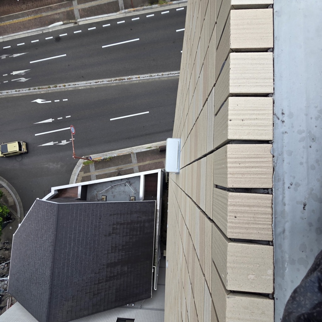 7階から見下ろした前面道路。歩道と車道に面していて足場が組めない立地